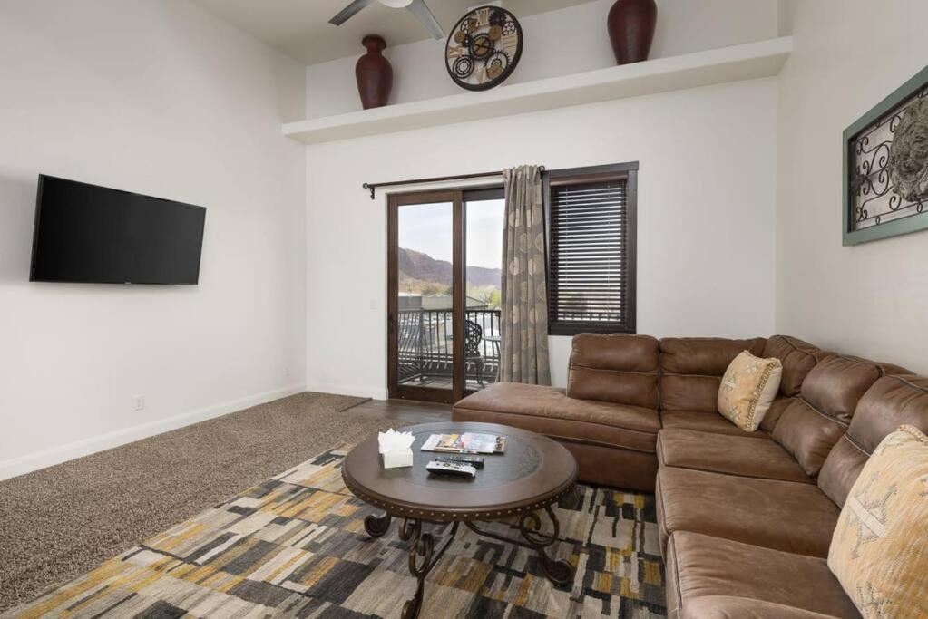 Luxury Downtown Rental - La Dolce Vita Villa #3 モアブ エクステリア 写真